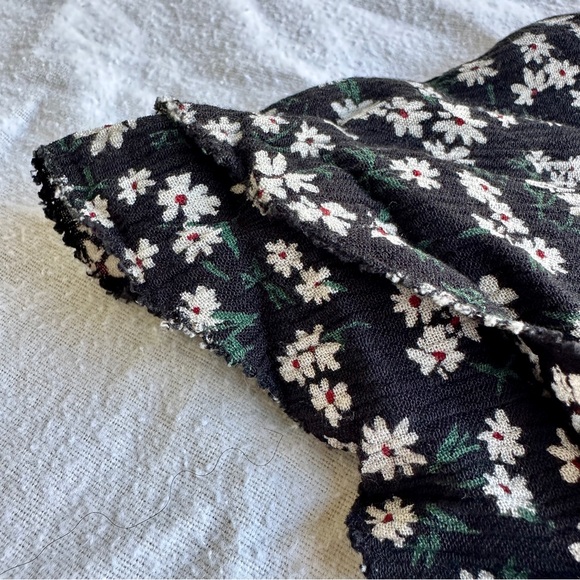 FatFace Floral Flutter Sleeve Top - Picture 3 of 7